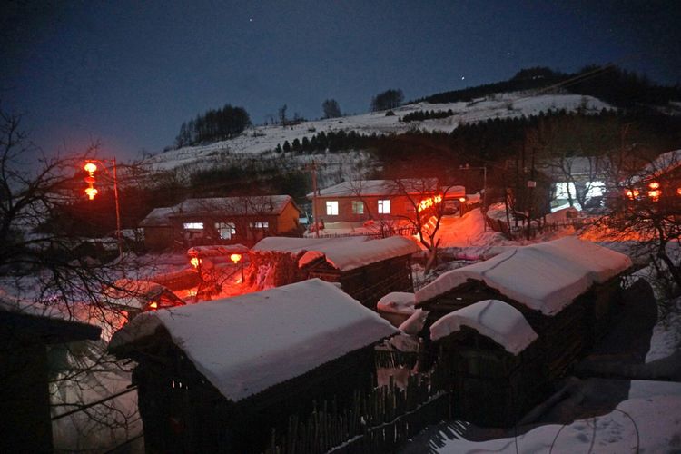 C:akepath9.79山村夜色里的红灯笼，在皑皑白雪的映衬下，格外好看，别具特色，不亚于大都市的霓虹闪烁。.jpg