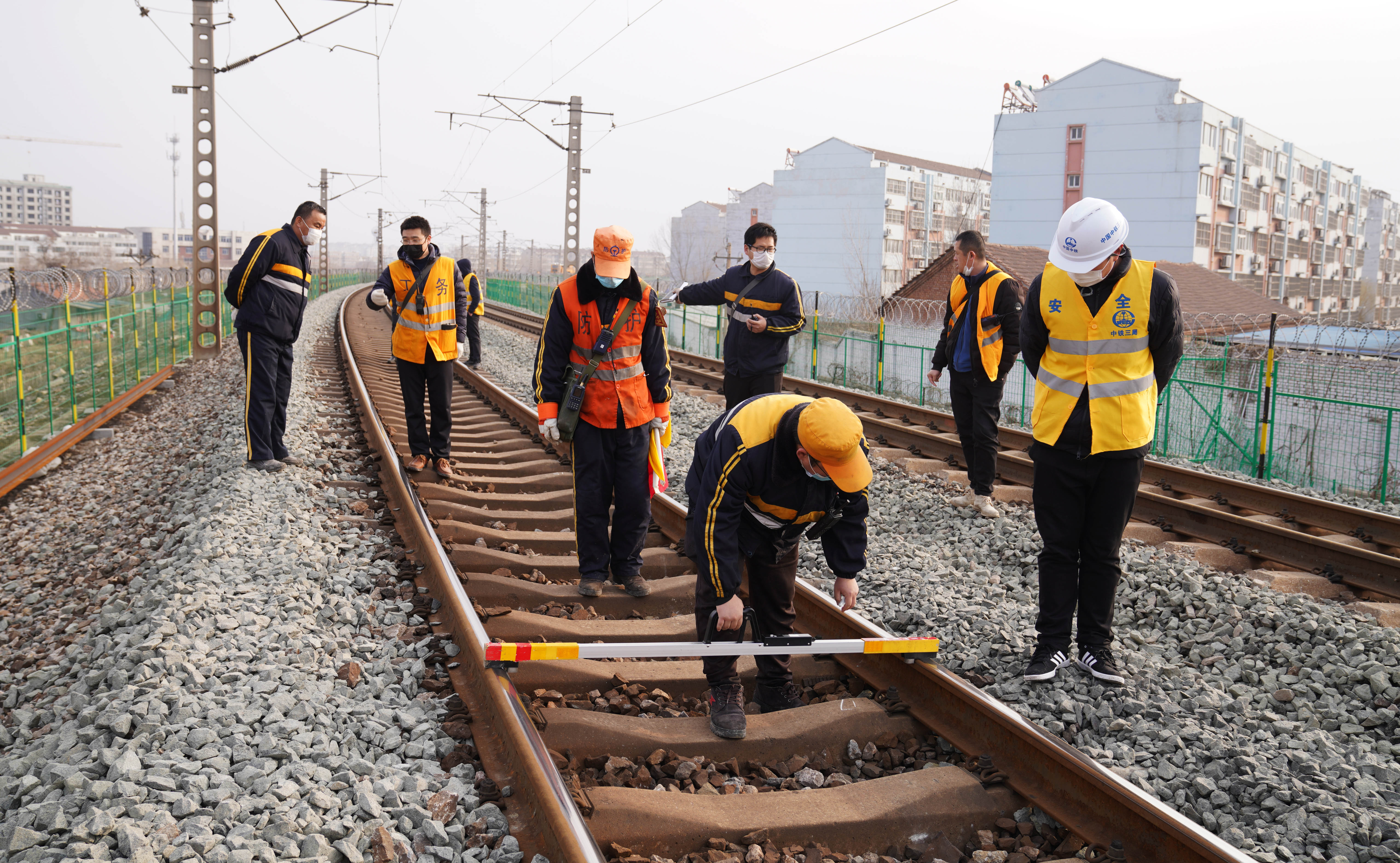 3月3日,邹平市货运铁路专用线中铁三局项目部机械作业车在线路上进行