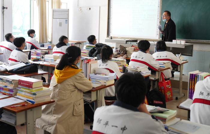 4月15日,邹平市第一中学高三学生在上课.