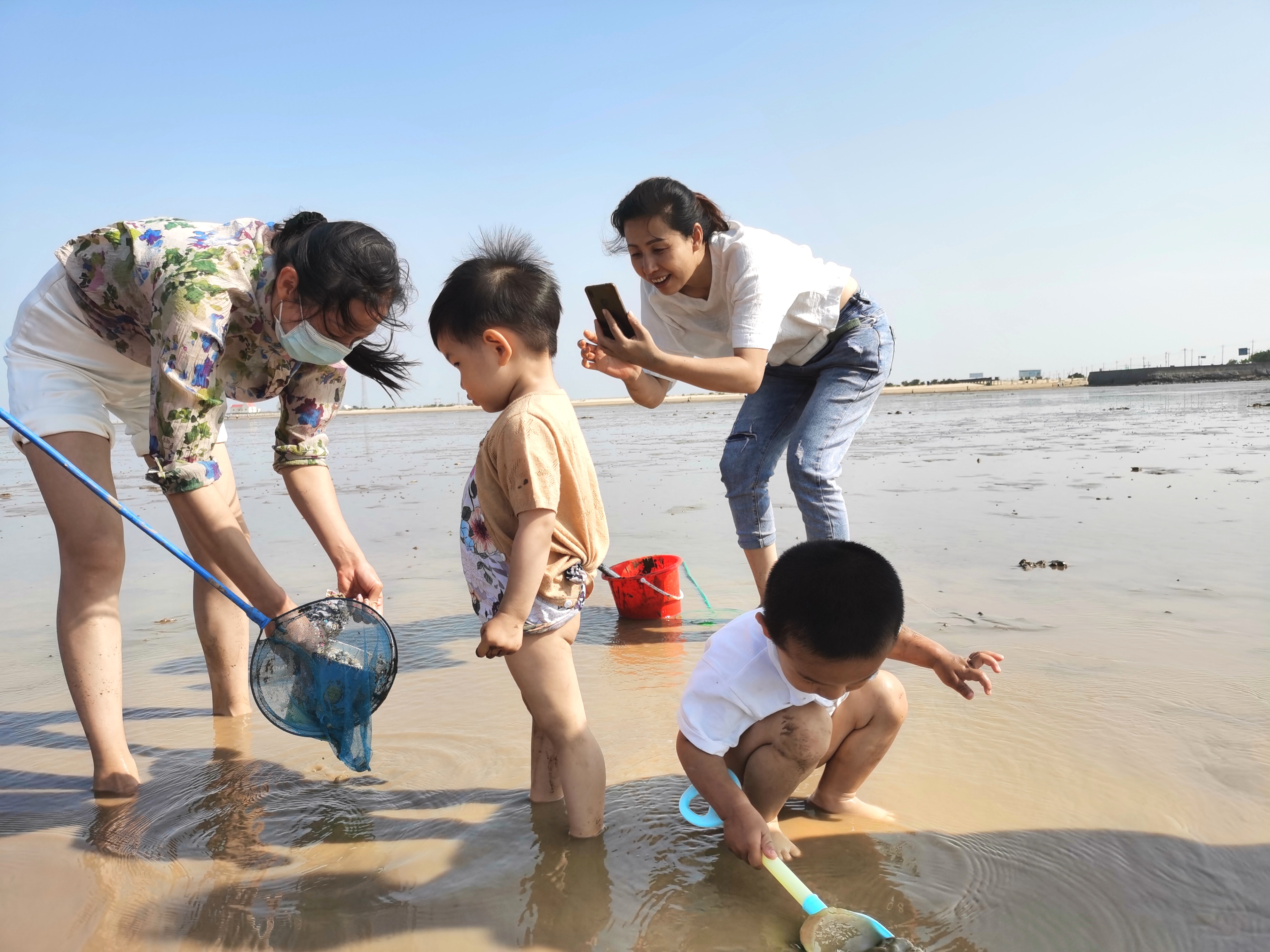 赶海拾贝踏浪奔跑无棣贝壳堤岛景区迎来八方游客