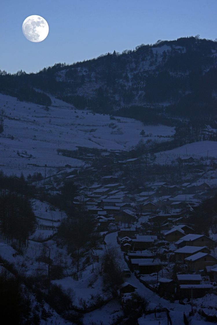 C:akepath9.77月光下的小山村显得更加寂静。.jpg