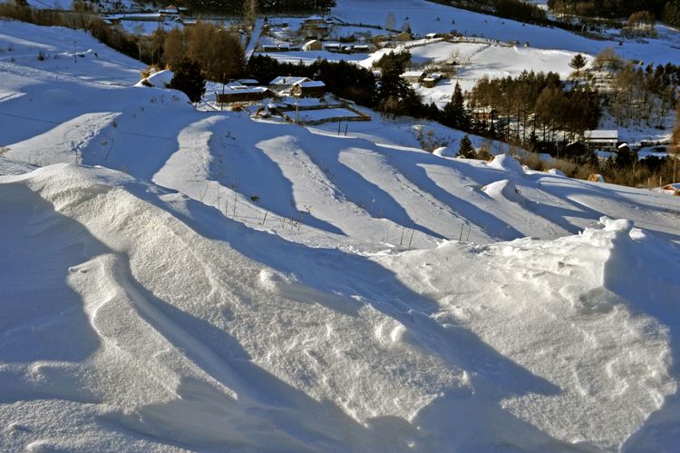 C:akepath.3温暖的阳光洒在广袤的雪原上，景物阴阳冷暖相间，色调质感丰富，一幅幅立体的雪村图展现在我们的眼前……。.jpg