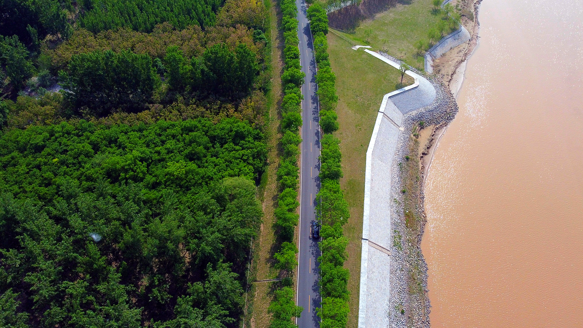 黄河大堤.jpg src=