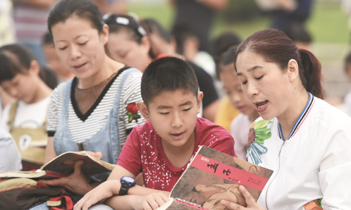 邹平第二实验小学：暑假带上爸妈 一起诵读经典