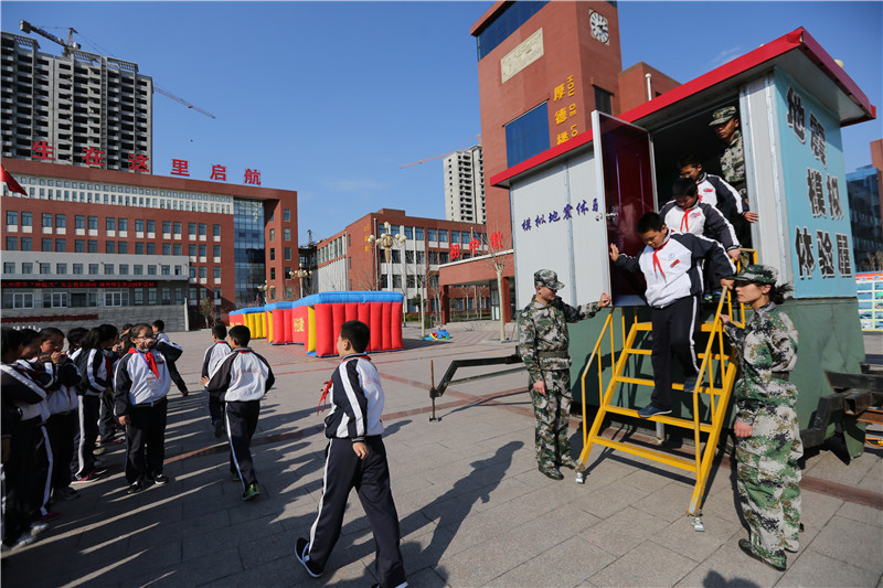 启航安全教育培训学校联合滨城区第八中学举办"体验式"安全教育活动