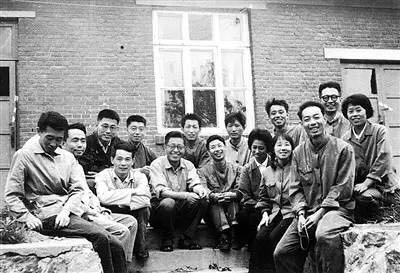 C:\fakepath\上世纪70年代，张存浩（后排左二）和化学激光团队部分同志。 图片来源：经济日报.jpg