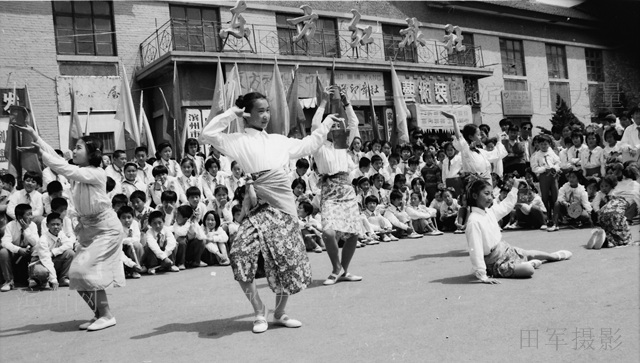 C:\fakepath\1996年6月滨州东方红旅社的小广场，实验小学的红领巾正在表演节目，在当时滨州的各种街头宣传活动都在这举行。.jpg