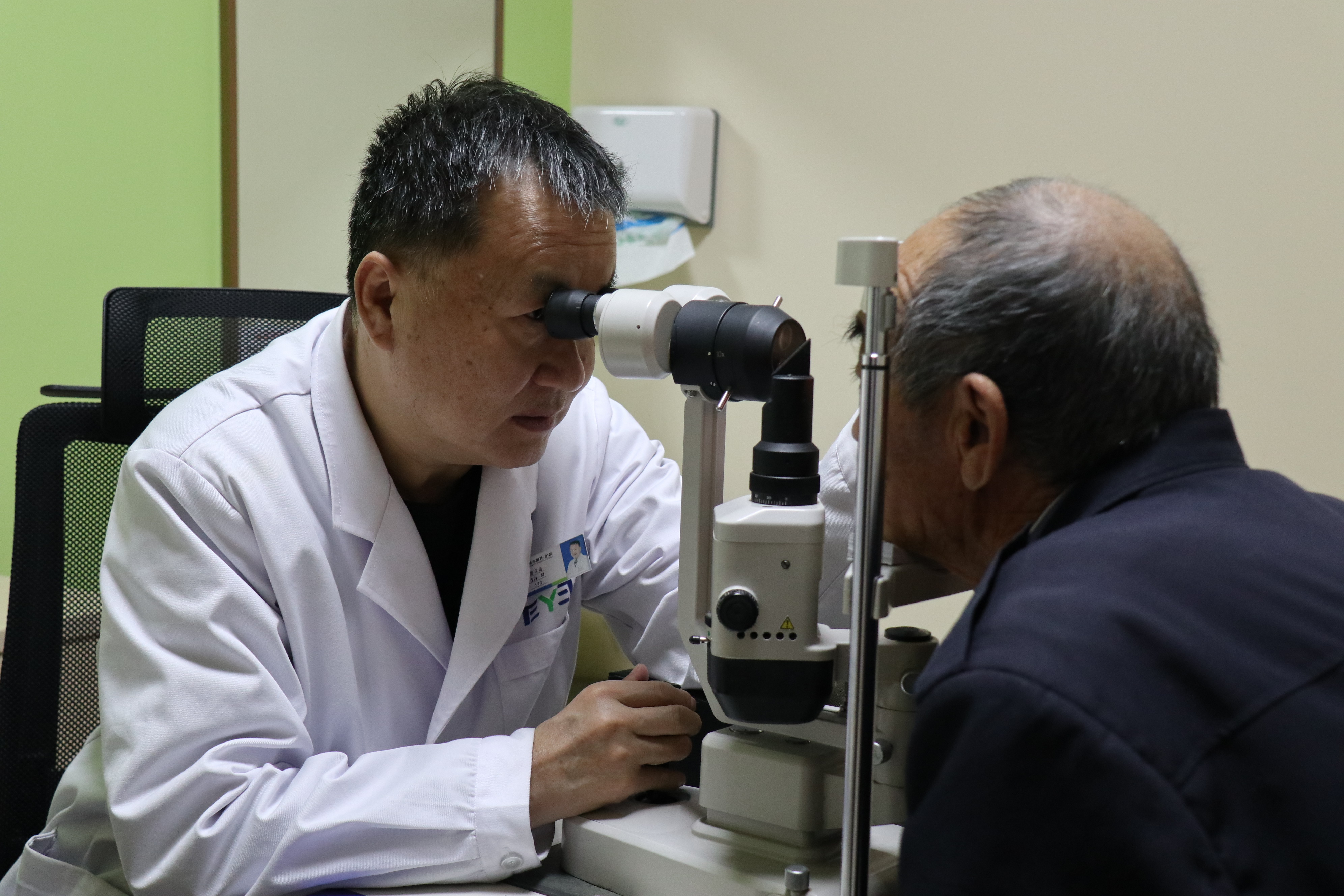 县71岁的李大爷,匆匆来到沪滨爱尔眼科医院,说刚刚摔了一跤,现在看不