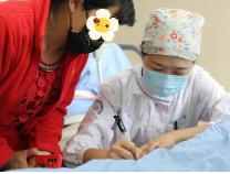 暖心！滨州这位夜班护士与患儿聋哑家长用纸笔交流“对话”