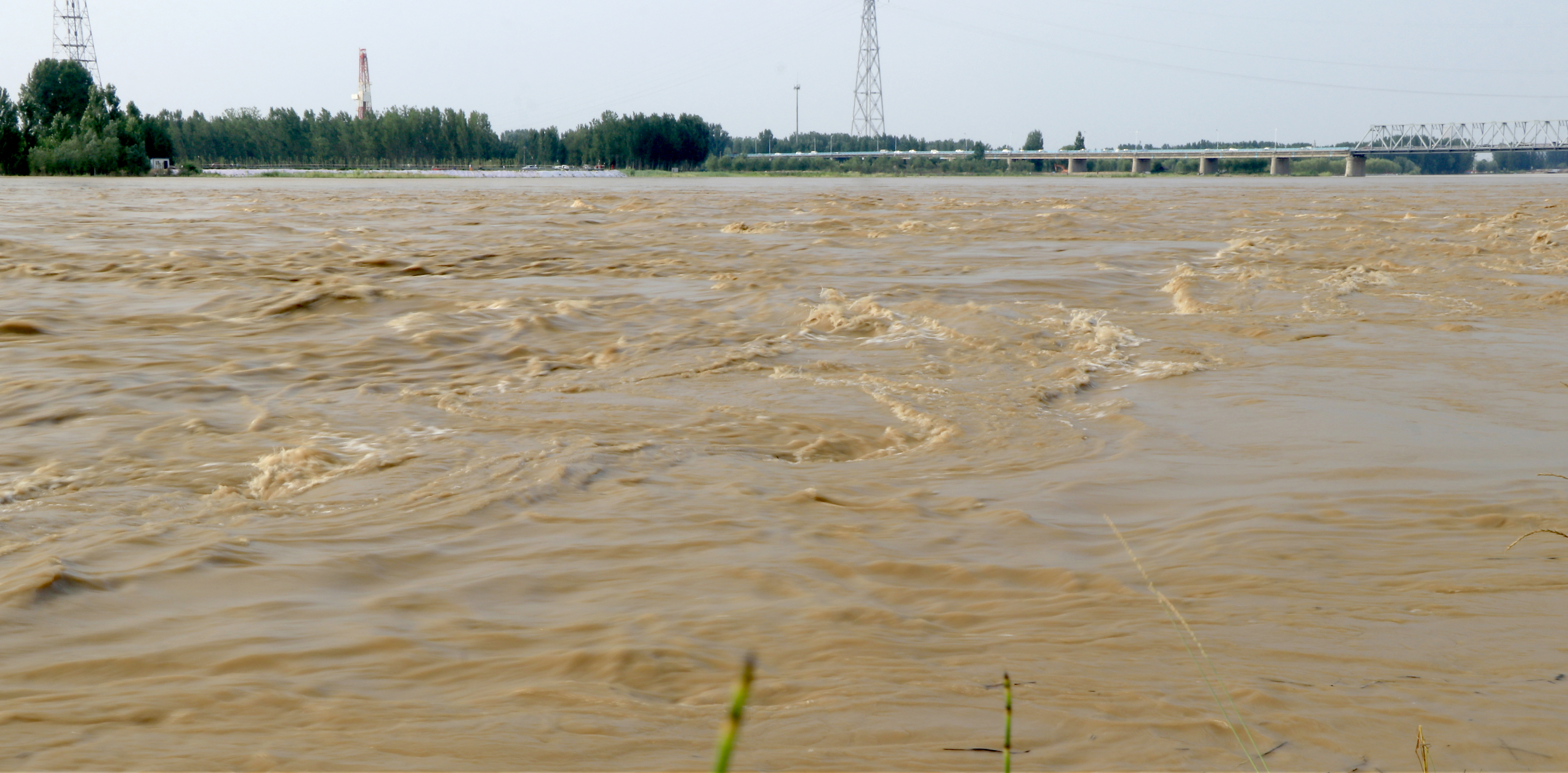 黄河北镇大桥河段,河宽水阔,流急浪涌 .