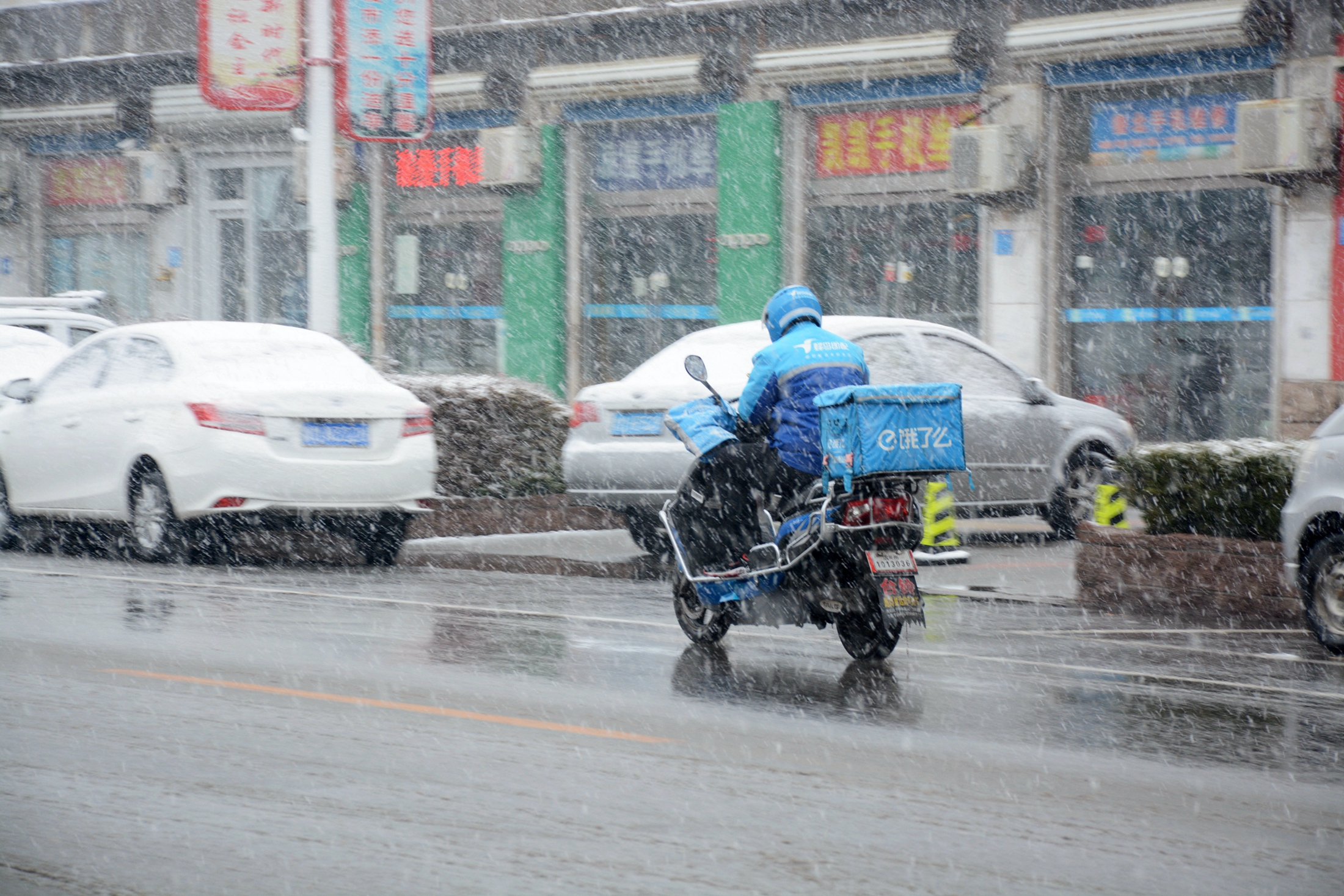 下雪天送外卖小哥图片图片