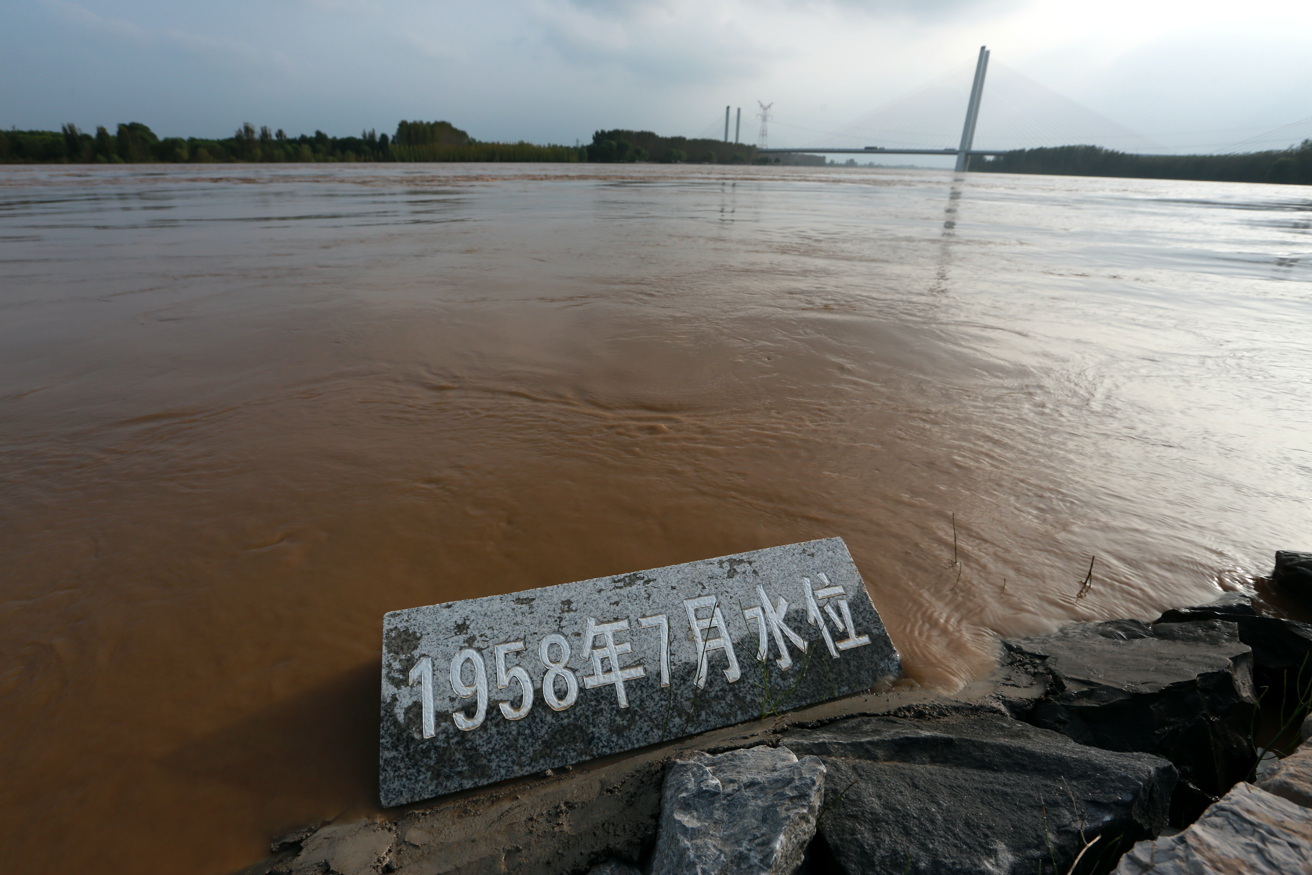 秋汛黄河秋汛,水位已经逼近1958年7月特大洪水的水位.