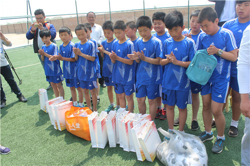 校园足球公益行走进无棣邱家小学